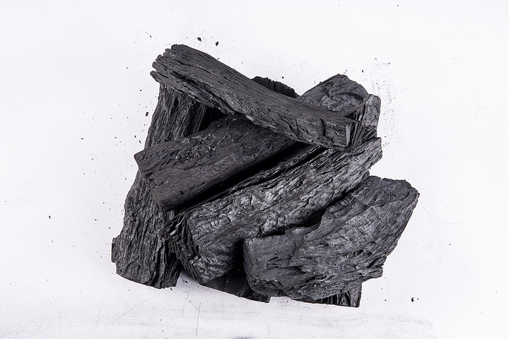 炭火静物 无声的温暖与薪柴市场的脉动