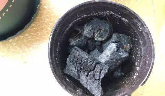 巧用木炭与薪柴，十年松土育繁花